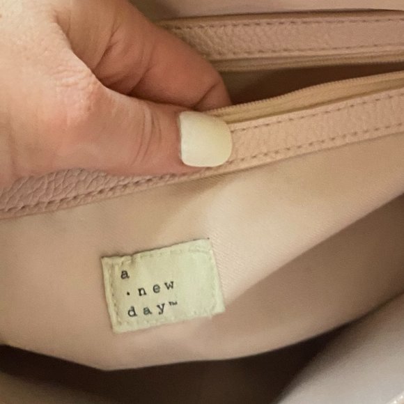 Pink Purse w/ Zipper Enclosures- Perfect for SPRING! 🌷 - Picture 5 of 8